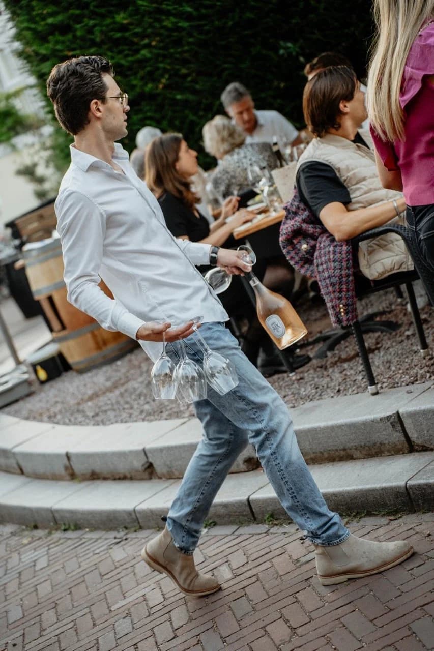 Hidde terrace walk holding champagne